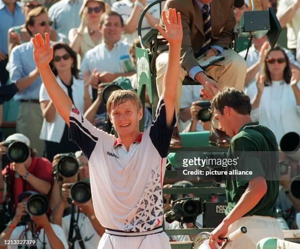 Der Russe Jewgeni Kafelnikow jubelt, während Michael Stich mit hängendem Kopf den Platz verläßt. Stich verlor am 9.6.1996 in Paris das Finale der...