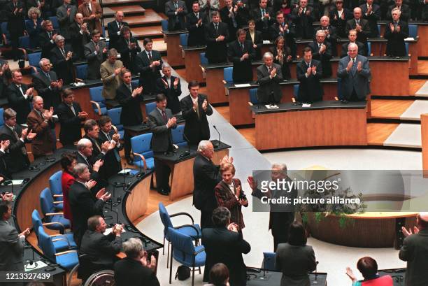 Der israelische Präsident Eser Weizman bedankt sich mit erhobenen Händen für den Beifall nach seiner Rede vor dem Bundestag und Bundesrat in Bonn....