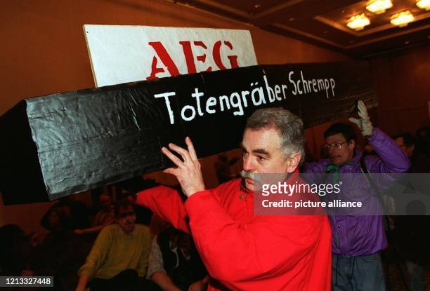 Beschäftigte tragen am 17.1.1996 in Frankfurt einen symbolischen Sarg zu einer Protestversammlung am Flughafen. Gleichzeitig fand eine...