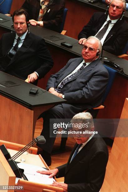 Außenminister Klaus Kinkel und Kanzler Helmut Kohl hören der auf Hebräisch gehaltenen Rede des israelischen Präsidenten Eser Weizman zu. In einer...