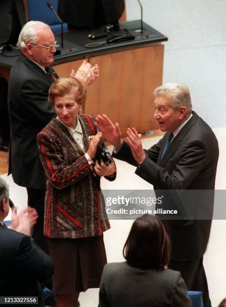Mit erhobenen Händen bedankt sich Israels Präsident Eser Weizman für den Beifall. Hinten Bundespräsident Roman Herzog, Mitte Ehefrau Reuma Weizman....