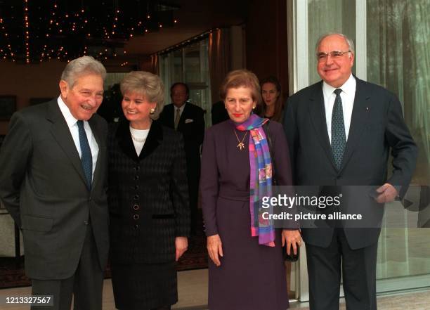 Bundeskanzler Helmut Kohl und Ehefrau Hannelore zeigen sich am 15.1.1996 mit ihren Gästen, dem israelischen Staatspräsidenten Eser Weizman und seiner...