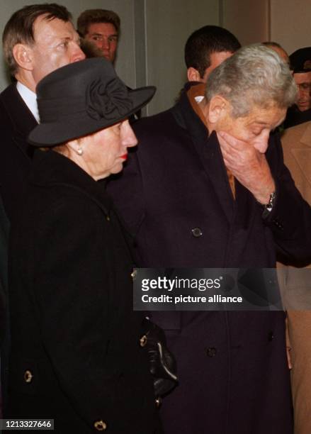 Der israelische Staatspräsident Eser Weizman hält am 14.1.1995 die Hand an den Mund, als er mit seiner Frau Reuma die Ausstellung im ehemaligen...