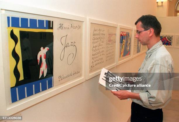 Ein Besucher vor der druckgraphischen Folge "Jazz" , einem Spätwerk von Henri Matisse, die seit dem 4.6.1996 im Frankfurter Städel-Museum gezeigt...