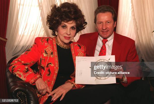 Die italienische Filmdiva Gina Lollobrigida präsentiert mit dem Bremer Astrologen Alexander Morin ihr Horoskop. Der Besuch hatte einen besonderen...