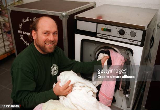 In seiner "Rock'n'Roll-Wäscherei" in Ludwigshafen füllt Hans-Jürgen Topf am 9.1.1996 einen Waschautomaten. Wie kaum ein zweiter kennt sich der...