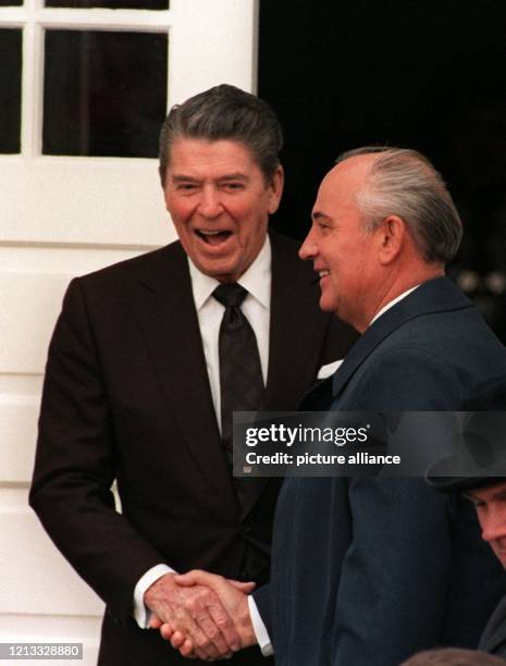Ronald Reagan und UdSSR-Präsident Michail Gorbatschow beim"Abrüstungsgipfel". Am wird der frühere US-Präsident Ronald Reagan 85 Jahre alt. Der Sohn...