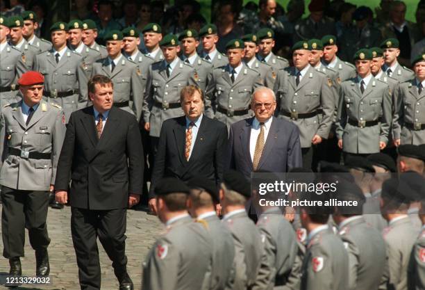 Bundespräsident Roman Herzog schreitet neben Bürgermeister Eberhard Diepgen und Verteidigungsminister Volker Rühe am 31.5.1996 durch die Reihen der...