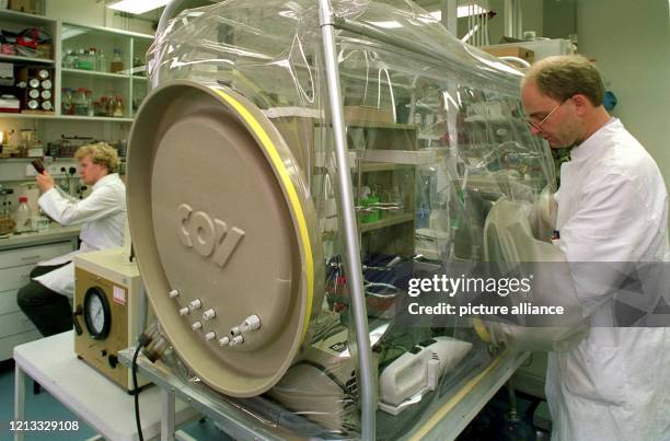 Der Mikrobiologe Jens Harder arbeitet am 24.5.1996 im Max-Planck-Institut für marine Mikrobiologie in Bremen in einem anaeroben Zelt an der...