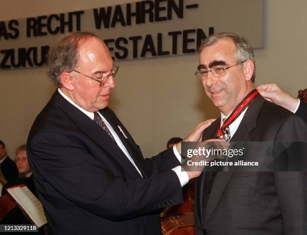Der Sprecher der sudetendeutschen Volksgruppe, Staatsminister a.D. Franz Neubauer , legt den Karls-Preis-Orden Bundesfinanzminister Theo Waigel um....