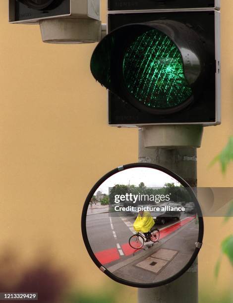 Blick auf einen sogenannten "Trixispiegel", der an einer Verkehrsampel in München angebracht ist. Aufgenommen am 21.5.1996. Dieser speziell...