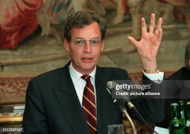 Gerhard Cromme, Vorstandsvorsitzender der Fried. Krupp AG Hoesch-Krupp, erläutert auf der Bilanz-Pressekonferenz des Unternehmens am 15.5.1996 in der...