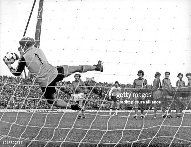 Der niederländische Torhüter Piet Schrijvers fängt den an der Mauer vorbei geschossenen Freistoßball des deutschen Mittelfeldspielers Rainer Bonhof ....