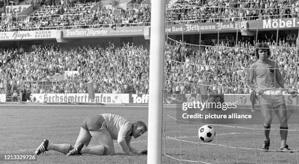 Führung der Gastgeber durch Kopfball des Mittelfeldspielers Herbert Wimmer . Der niederländische Torhüter Piet Schrijvers und sein Vordermann Wim...