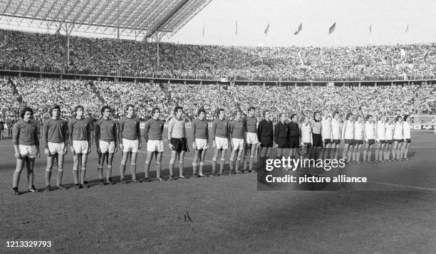 Die deutsche und die italienische Fußballnationalmannschaft nehmen am vor 74.000 Zuschauern im ausverkauften Berliner Olympiastadion vor ihrem...