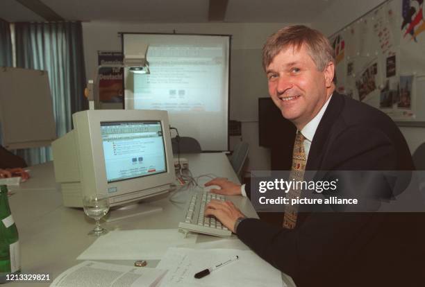 Generalsekretär Peter Hintze beantwortet am 13.5.1996 im Konrad-Adenauer-Haus in Bonn Fragen von Bürgern per Computer im Internet. Seit dem 6.März...