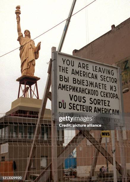 Eine verkleinerte Nachbildung der Freiheitsstatue ist am 10.5.96 auf einem ehemaligen Wachturm am früheren Grenzübergang Checkpoint Charlie in Berlin...