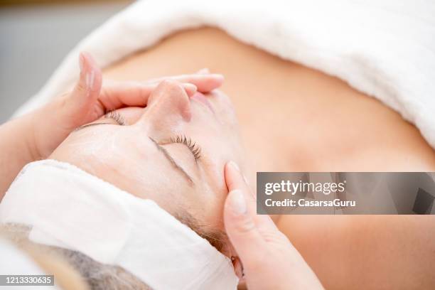 erwachsene frau auf anti-aging-schönheitsbehandlung bei dermatologen - stockfoto - acne treatment stock-fotos und bilder