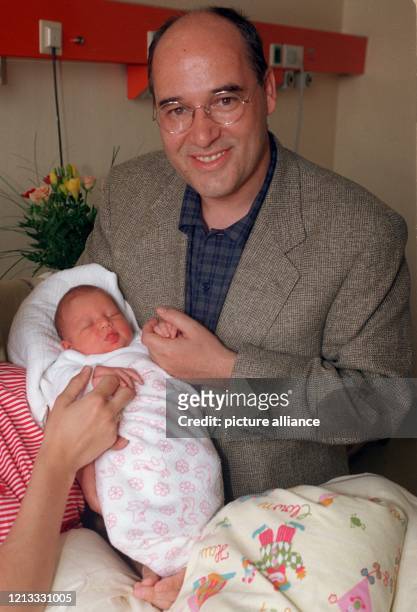 Stolz hält der Vorsitzende der PDS-Gruppe im Bundestag, Gregor Gysi, am 3.5.96 in der Berliner Charite die Hand seines Töchterchens Anna fest, das am...
