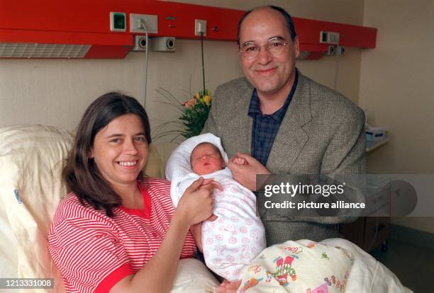 Liebevoll halten Gregor Gysi, Vorsitzender der PDS-Gruppe im Bundestag, und seine Frau Andrea am 3.5.96 in der Berliner Charite ihr Töchterchen Anna...