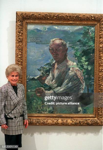 Wilhermine Klopfer-Corinth, die Tochter des deutschen Impressionisten Lovis Corinth , steht am 3.5.96 im Münchner Haus der Kunst neben dem letzten...
