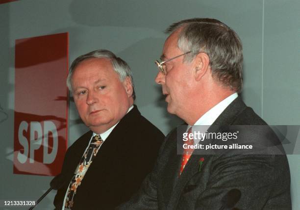 Chef Oskar Lafontaine und DGB-Chef Dieter Schulte teilen nach einer Sitzung des SPD-Vorstandes am 29.4.1996 in Bonn mit, daß sie gemeinsam gegen die...