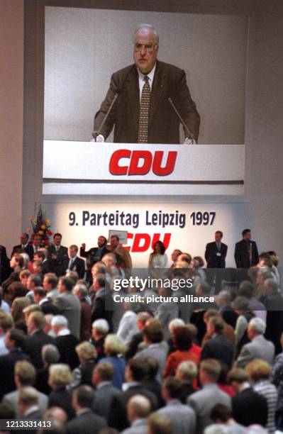 Unter dem Motto "Das 21. Jahrhundert menschlich gestalten" eröffnet Bundeskanzler Helmut Kohl am in der Neuen Messe in Leipzig den 9. Parteitag der...