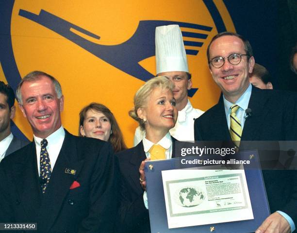 Eine Lufthansa-Aktie präsentieren am Bundesverkehrsminister Matthias Wissmann und der Vorstandsvorsitzende der Deutschen Lufthansa, Jürgen Weber , in...