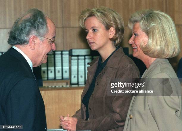 Zu Beginn der Verhandlung am unterhält sich der Angeklagte Jürgen Schneider im Saal des Frankfurter Landgerichts mit seiner Frau Claudia und Tochter...