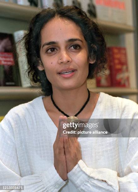 Die indische Schriftstellerin und diesjährige Booker-Preisträgerin Arundhati Roy stellt am auf der Frankfurter Buchmesse ihr Buch "Der Gott der...