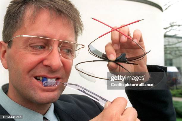 Eine biegsame Zahnbürste und Brillen, deren Bügel nur aus einem Draht gefertigt sind, stellt der Schweizer Professor für Werkstofftechnik, Klaus...
