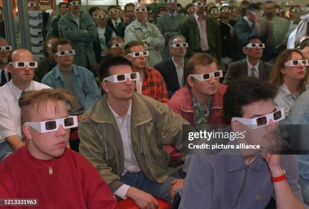 Den Blick nach vorn richten derzeit nicht nur die Autobauer - auch Besucher der Industriemesse in Hannover schauen am 24.4.1996 durch 3-D-Brillen, um...