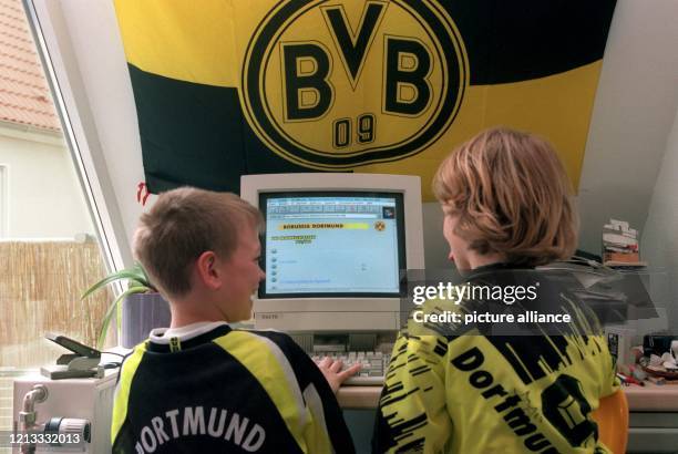 Die Fußball-Bundesliga geht online: Die beiden Fans von Borussia Dortmund, Florian und Tibor haben sich am 24.4.1996 im Internet die BVB-Homepage...