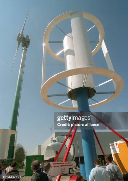 Wie ein Kreisel, der vom Wind angetrieben wird, arbeitet dieser Windläufer, der am 23.4.1996 auf der Industrie-Messe in Hannover vorgestellt wurde....