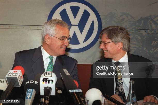 Archivbild vom zeigt VW-Personalvorstand Peter Hartz und den damaligen Leiter des zentralen Personalwesens beim Autokonzern VW, Helmuth Schuster, die...