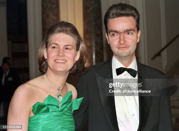 Lächelnd warten Eilika von Oldenburg und Georg von Habsburg vor dem offiziellen Empfang am im Budapester Schloß Vajdahunyad auf ihre Hochzeitsgäste....