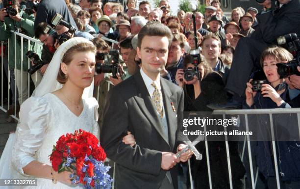 Durch ein Spalier von Fotografen und Schaulustigen verlassen Georg von Habsburg und seine frischgebackene Ehefrau Eilika am die Stephans-Basilika in...