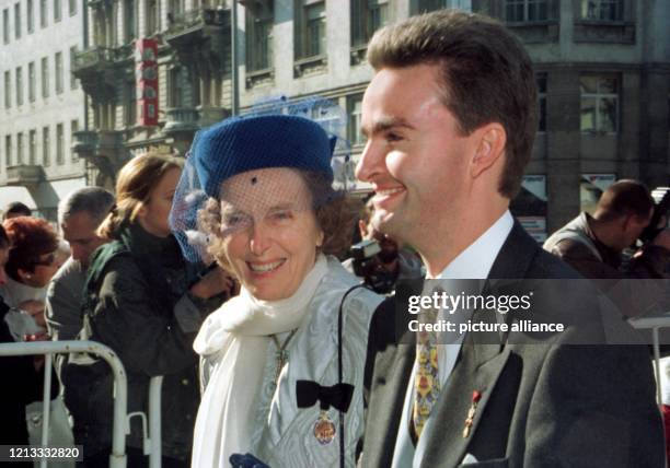 Mit seiner Mutter Regina geht Georg von Habsburg am in die Stephans-Basilika in Budapest, um dort seiner Braut Eilika von Oldenburg das Ja-Wort zu...