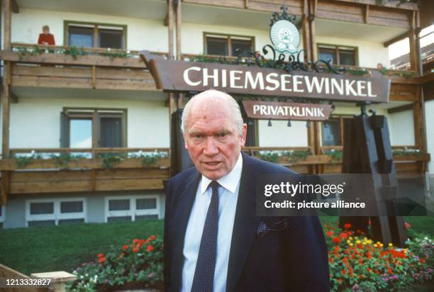 Professor Julius Hackethal im Mai 1984 vor seiner Eubios-Klinik in Felden am Chiemsee. Der international bekannte und in der Ärzteschaft umstrittene...