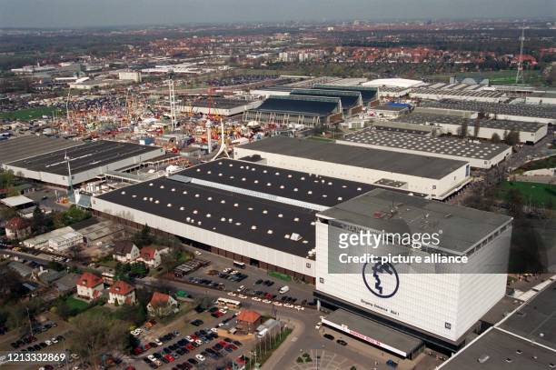 Luftaufnahme der Industriemesse in Hannover mit dem großen Freigelände. Vom 22.4. Bis 27.4.1996 werden rund 300000 Besucher erwartet. 7221 Aussteller...