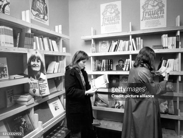 Männer müssen draußen bleiben: Kundinnen im ersten Frauenbuchladen der Bundesrepublik. Anfang November 1975 wurde im Münchner Künstlerviertel...