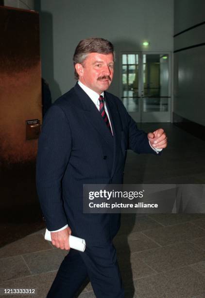 Der ehemalige Bundeswirtschaftsminister Jürgen Möllemann geht am 19.4.96 nach seiner Pressekonferenz im Düsseldorfer Landtag, auf der er seine...