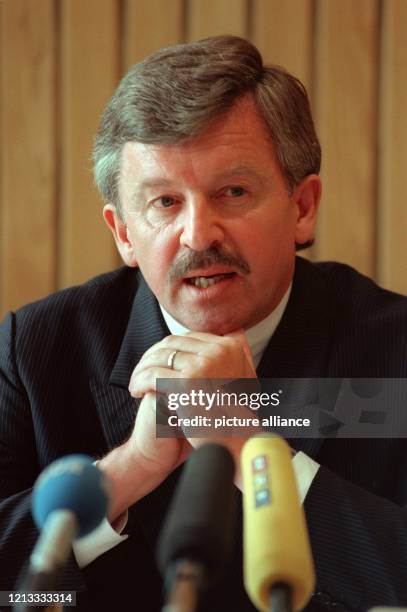 Der ehemalige Bundeswirtschaftsminister Jürgen Möllemann am 19.4.96 auf seiner Pressekonferenz im Düsseldorfer Landtag, auf der er seine erneute...