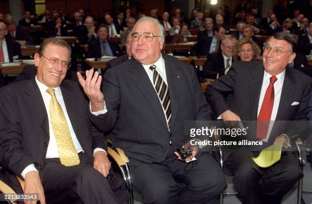 Lachend unterhält sich Bundeskanzler Helmut Kohl zu Beginn des debis-Dienstleistungskongresses am im Berliner Martin-Gropius-Bau mit dem...