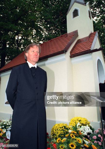 Pfarrer Jürgen Pfliege nach seiner Trauerrede für Julius Hackethal am vor der "Maria Vier Eichen Kapelle" in Riedering bei Rosenheim, nahe Hackethals...