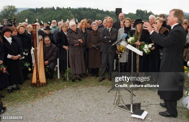 Pfarrer Jürgen Pfliege während seiner Trauerrede für Julius Hackethal am vor der "Maria Vier Eichen Kapelle" in Riedering bei Rosenheim, nahe...