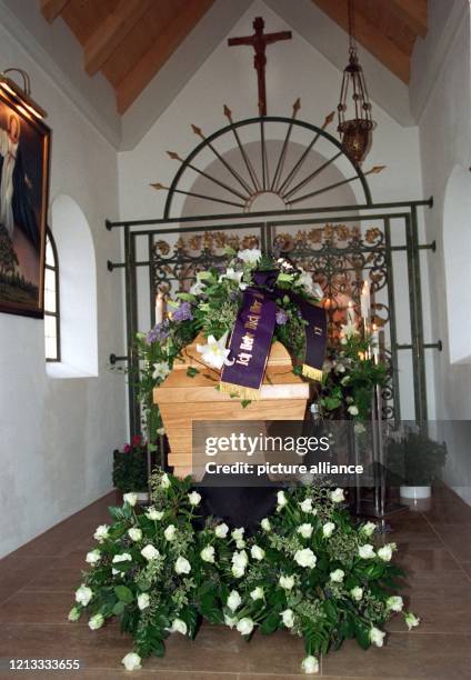 Blick am in die "Maria Vier Eichen Kapelle" in Reidering bei Rosenheim, wo der Sarg des umstrittenen Krebsarztes Julius Hackethal aufgebahrt ist....