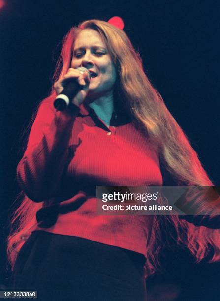 Phoebe Lewis, die Tochter von Rock-Veteran Jerry Lee Lewis, am 15.7.1998 bei ihrem Auftritt im Rahmen der Europatournee der "Legenden des...