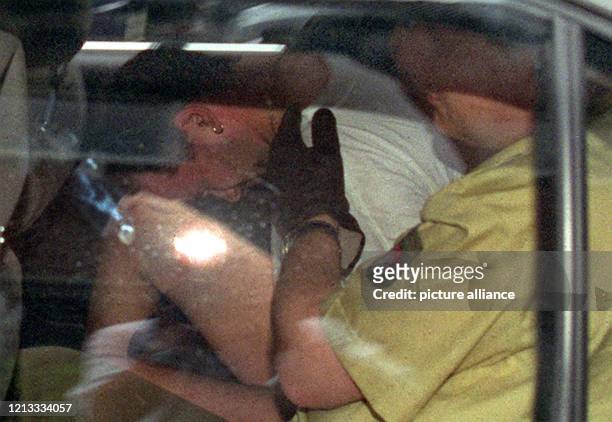 In einem Polizeiwagen wird am 20.5.1997 in Hamburg ein etwa 25 Jahre alter Mann abtransportiert. Bei einem Überfall auf einen Aldi-Markt im Stadtteil...