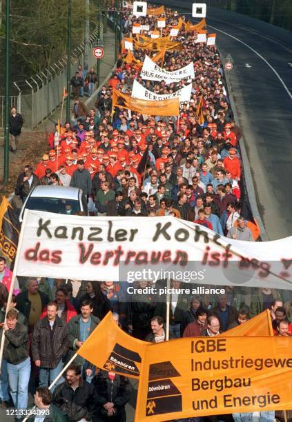 Mit einem Protestzug demonstrieren rund 5000 Bergarbeiter aus dem gesamten Ruhrgebiet am 8.3.1997 in Düsseldorf gegen die Kürzungspläne der...